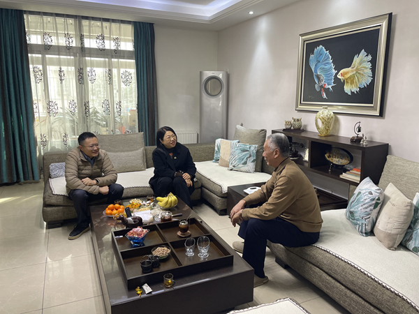 恒峰g22集团等三家公司工会看望慰问退休职工
